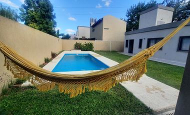 Venta Casa 5 ambientes cochera parque pileta en Vicente Casares