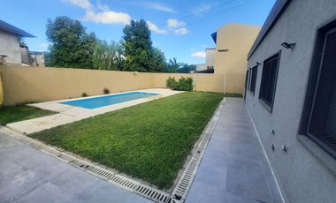 Venta Casa 5 ambientes cochera parque pileta en Vicente Casares