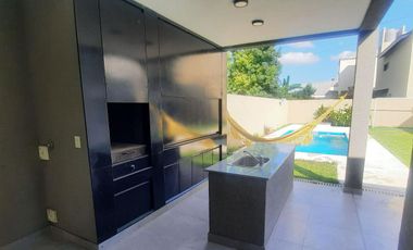 Venta Casa 5 ambientes cochera parque pileta en Vicente Casares