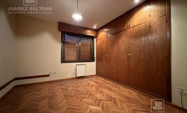 Casa en venta en Barrio Güemes, 2 dormitorios con cochera