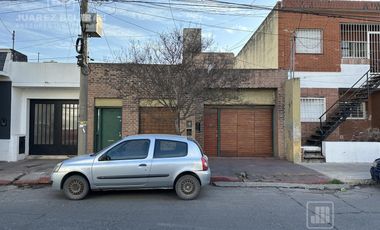 Casa en venta en Barrio Güemes, 2 dormitorios con cochera
