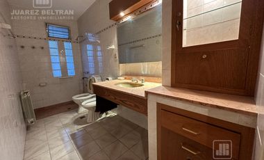 Casa en venta en Barrio Güemes, 2 dormitorios con cochera