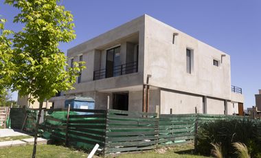 Casa en venta 5 ambientes en Araucarias, Puertos del Lago