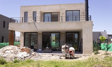 Casa en venta 5 ambientes en Araucarias, Puertos del Lago