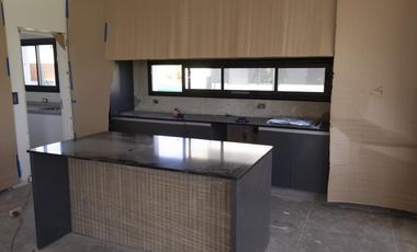 Casa en venta 5 ambientes en Araucarias, Puertos del Lago