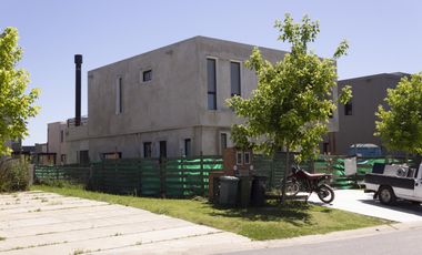 Casa en venta 5 ambientes en Araucarias, Puertos del Lago