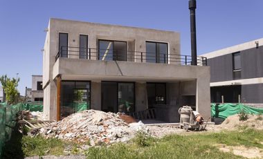 Casa en venta 5 ambientes en Araucarias, Puertos del Lago