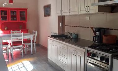 Chalet de Estilo reciclado a nuevo con pileta - EXCELENTE!!!