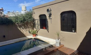 Chalet de Estilo reciclado a nuevo con pileta - EXCELENTE!!!