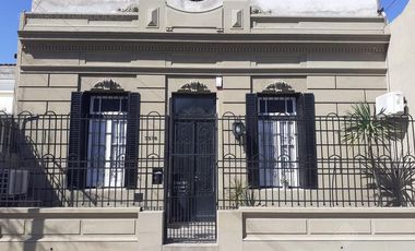 Chalet de Estilo reciclado a nuevo con pileta - EXCELENTE!!!