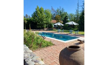 Se vende preciosa Casa Estilo Provenzal AMOBLADA en Sector El Carmen- Pirque