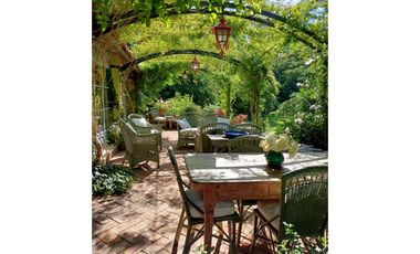 Se vende preciosa Casa Estilo Provenzal AMOBLADA en Sector El Carmen- Pirque