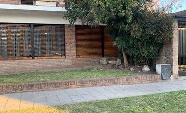 Casa en venta - 4 Dormitorios 2 Baños - Cocheras - 200Mts2 - Burzaco