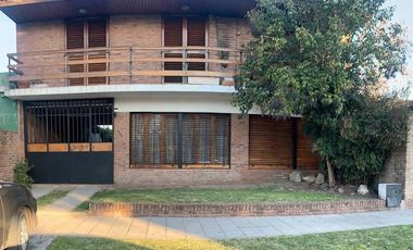 Casa en venta - 4 Dormitorios 2 Baños - Cocheras - 200Mts2 - Burzaco