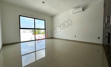 Casa en RENTA con habitación en planta baja y alberca en Residencial DIAMANTE.