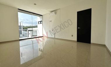 Casa en RENTA con habitación en planta baja y alberca en Residencial DIAMANTE.