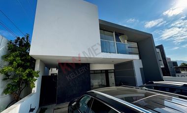 Casa en RENTA con habitación en planta baja y alberca en Residencial DIAMANTE.