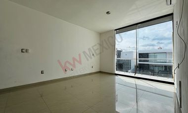 Casa en RENTA con habitación en planta baja y alberca en Residencial DIAMANTE.