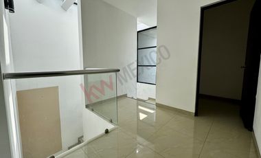 Casa en RENTA con habitación en planta baja y alberca en Residencial DIAMANTE.