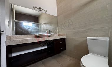 Casa en RENTA con habitación en planta baja y alberca en Residencial DIAMANTE.