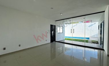 Casa en RENTA con habitación en planta baja y alberca en Residencial DIAMANTE.