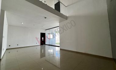 Casa en RENTA con habitación en planta baja y alberca en Residencial DIAMANTE.