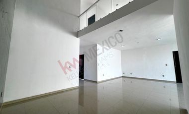 Casa en RENTA con habitación en planta baja y alberca en Residencial DIAMANTE.