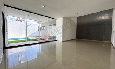 Casa en RENTA con habitación en planta baja y alberca en Residencial DIAMANTE.