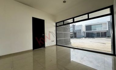 Casa en RENTA con habitación en planta baja y alberca en Residencial DIAMANTE.