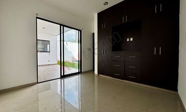 Casa en RENTA con habitación en planta baja y alberca en Residencial DIAMANTE.