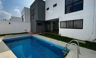 Casa en RENTA con habitación en planta baja y alberca en Residencial DIAMANTE.