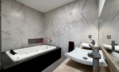 Casa en RENTA con habitación en planta baja y alberca en Residencial DIAMANTE.