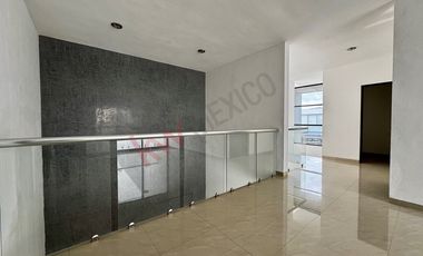Casa en RENTA con habitación en planta baja y alberca en Residencial DIAMANTE.