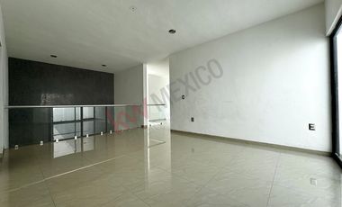 Casa en RENTA con habitación en planta baja y alberca en Residencial DIAMANTE.