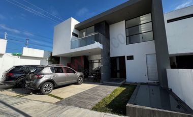 Casa en RENTA con habitación en planta baja y alberca en Residencial DIAMANTE.