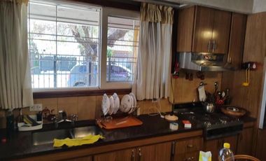 Casa en venta - 4 Dormitorios 3 Baños - Cocheras - 350Mts2 - Quilmes Oeste
