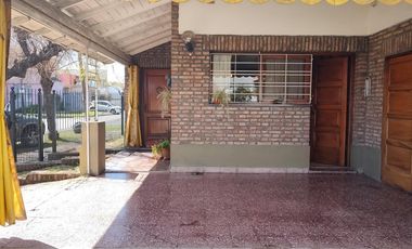 Casa en venta - 4 Dormitorios 3 Baños - Cocheras - 350Mts2 - Quilmes Oeste