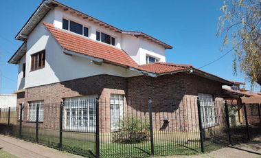 Casa en venta - 4 Dormitorios 3 Baños - Cocheras - 350Mts2 - Quilmes Oeste