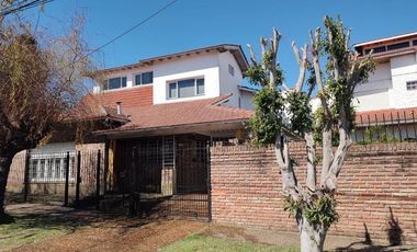 Casa en venta - 4 Dormitorios 3 Baños - Cocheras - 350Mts2 - Quilmes Oeste