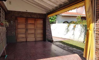 Casa en venta - 4 Dormitorios 3 Baños - Cocheras - 350Mts2 - Quilmes Oeste