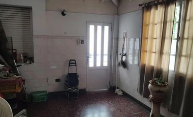 Casa en venta - 4 Dormitorios 3 Baños - Cocheras - 350Mts2 - Quilmes Oeste