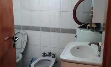 Casa en venta - 4 Dormitorios 3 Baños - Cocheras - 350Mts2 - Quilmes Oeste