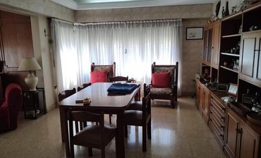 Casa en venta - 4 Dormitorios 3 Baños - Cocheras - 350Mts2 - Quilmes Oeste