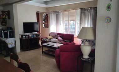 Casa en venta - 4 Dormitorios 3 Baños - Cocheras - 350Mts2 - Quilmes Oeste