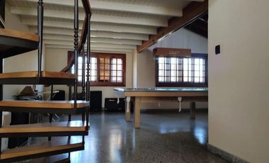 Casa en venta - 4 Dormitorios 3 Baños - Cocheras - 350Mts2 - Quilmes Oeste
