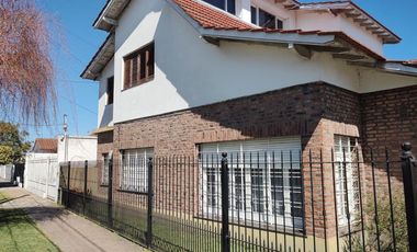 Casa en venta - 4 Dormitorios 3 Baños - Cocheras - 350Mts2 - Quilmes Oeste