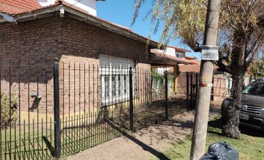 Casa en venta - 4 Dormitorios 3 Baños - Cocheras - 350Mts2 - Quilmes Oeste