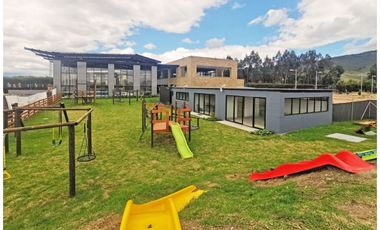 VENTA DE BELLA CASA EN EL CLUB SAN JACINTO, 1060 M2 POR $3.200'000.000