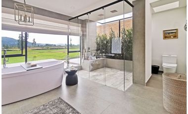 VENTA DE BELLA CASA EN EL CLUB SAN JACINTO, 1060 M2 POR $3.200'000.000