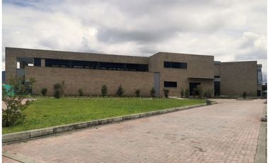 VENTA DE BELLA CASA EN EL CLUB SAN JACINTO, 1060 M2 POR $3.200'000.000